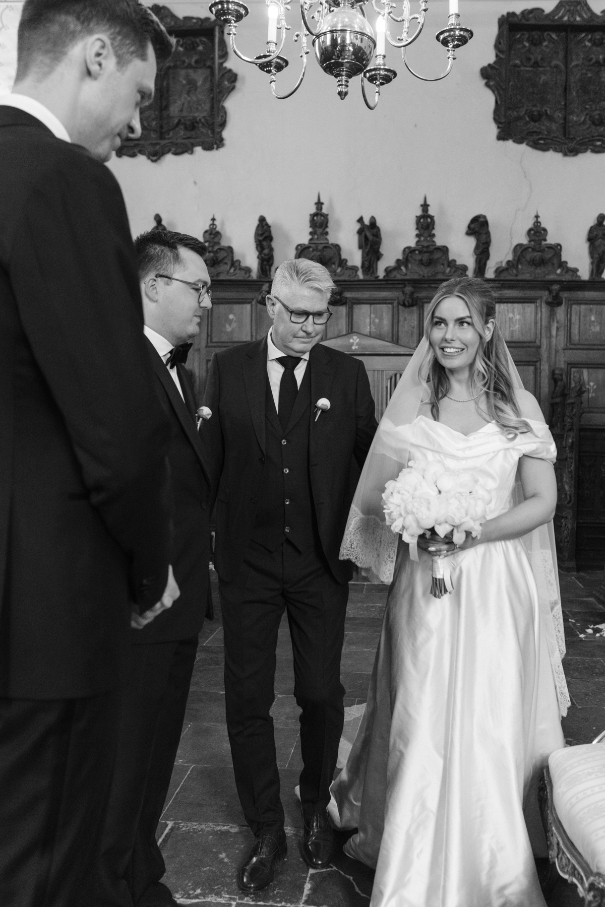Ida sammen med sin far og brudgommens forlovere inden vielsen