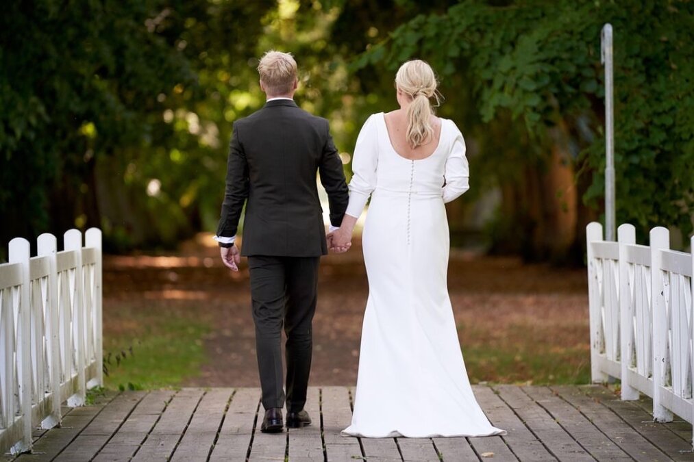 Bruden er iført en couture stuen brudekjole- brude galleri