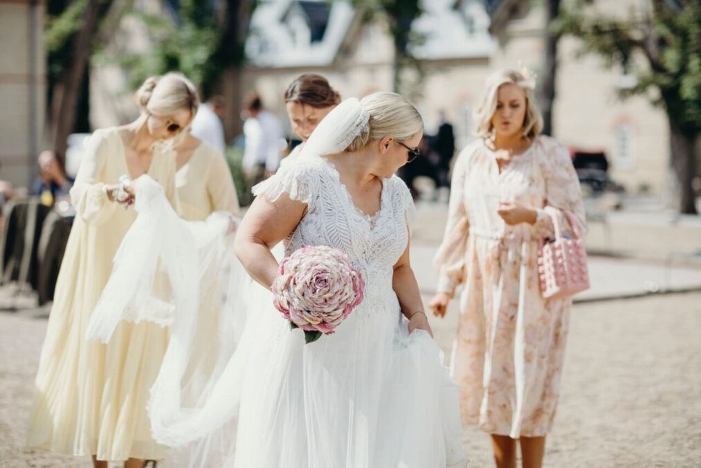 Bruden i en couture skræddersyet brudekjole , håndvævet med perler og en silke underdel.