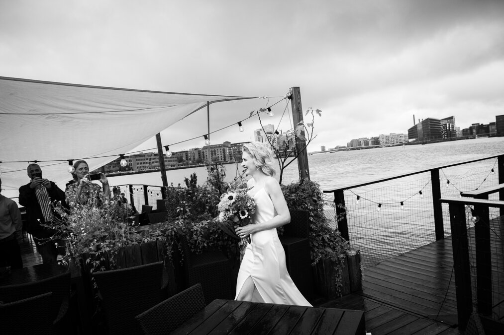 Lykkelig brud klædt på i en couture stuen brudekjole-brude galleri