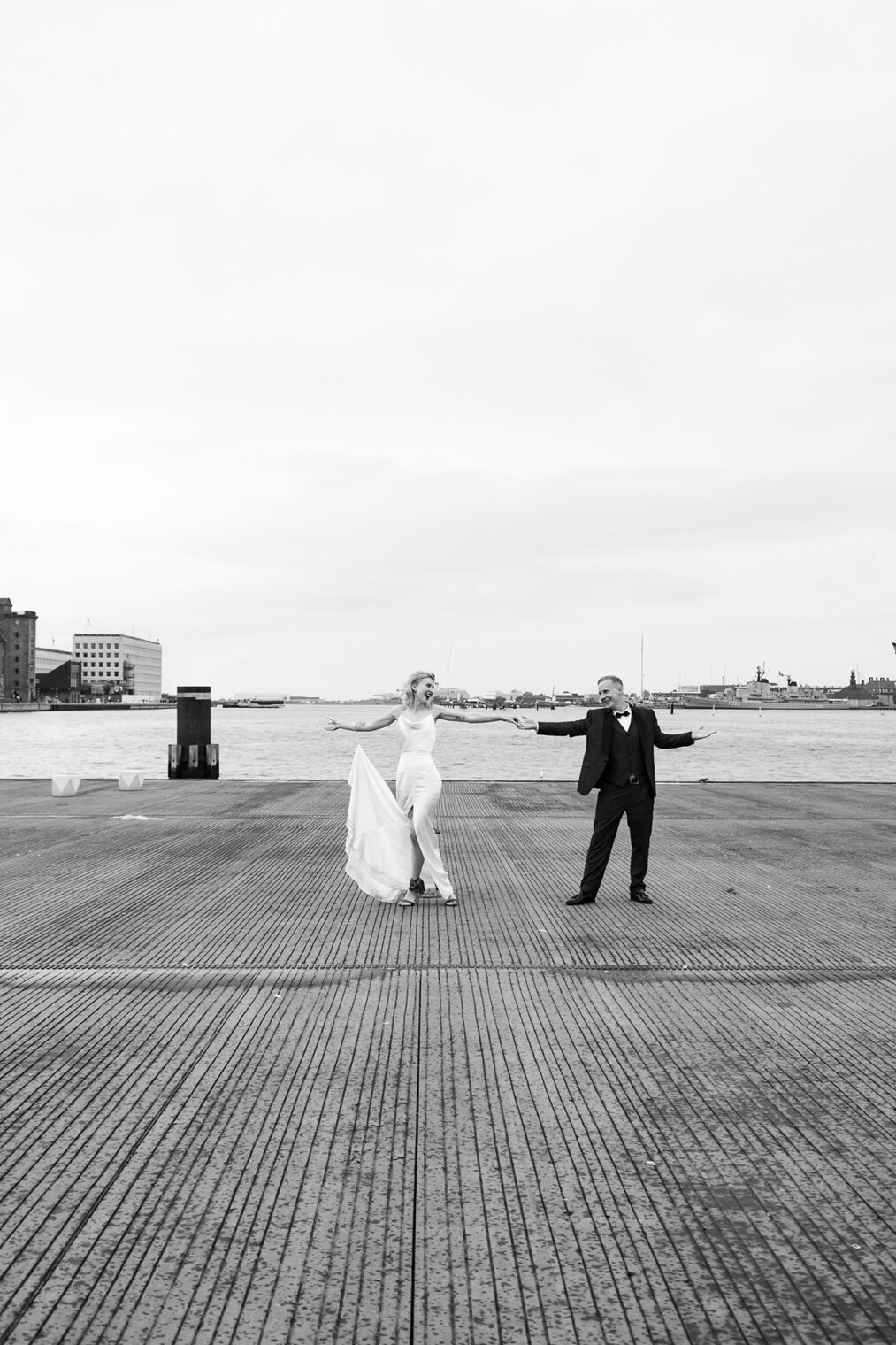 Bruden er klædt på i en simpel og moderne afslapper brudekjole designet af Angelika Dluzen fra couture stuen